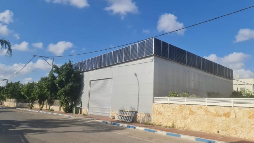 نموذج أنظمة الطاقة الشمسية على واجهات المباني